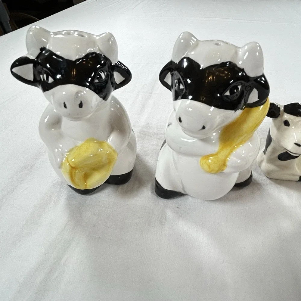 Vtg Cow Salt And Pepper Shakers 4 Napkin Holder Black And White Batter Catcher